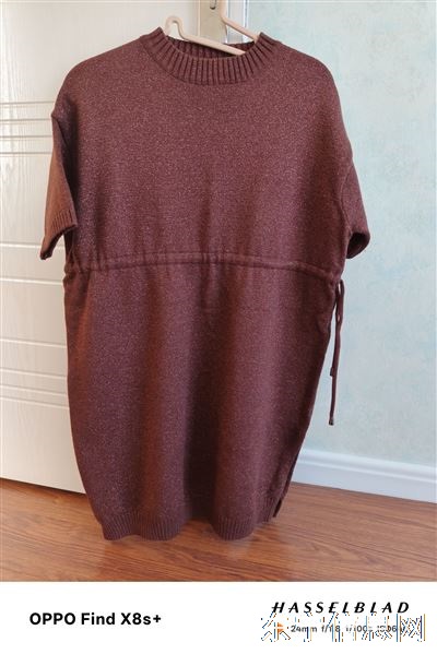 服装有全新的，有穿过几次的。
